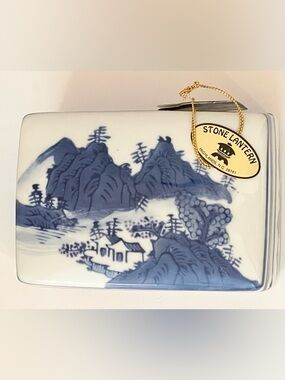 Stone Lantern Blue and White Porcelain Decorative Box